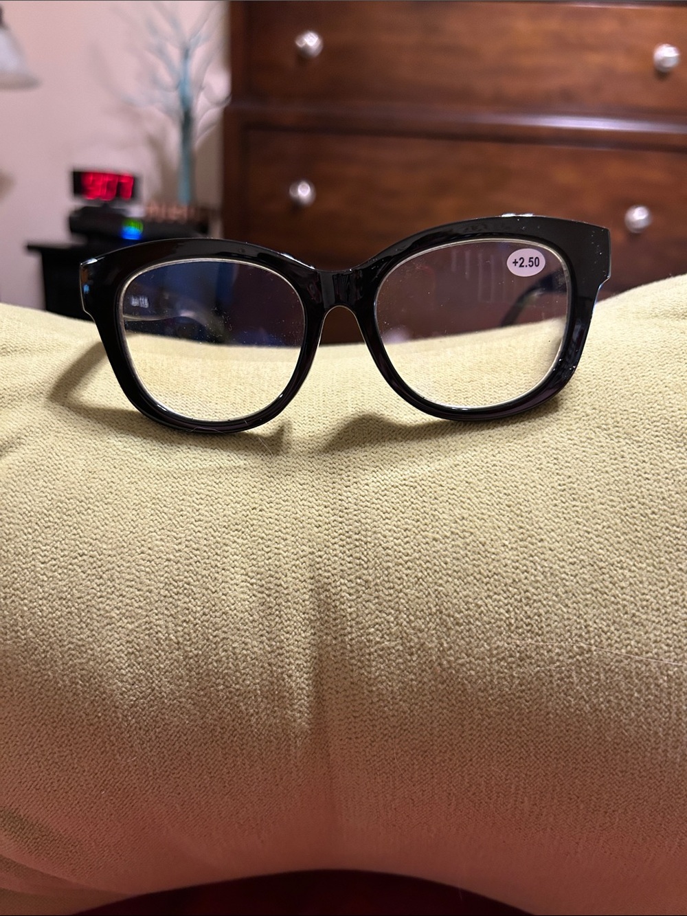 Black Cat-Eye Reading Glasses (+2.50)